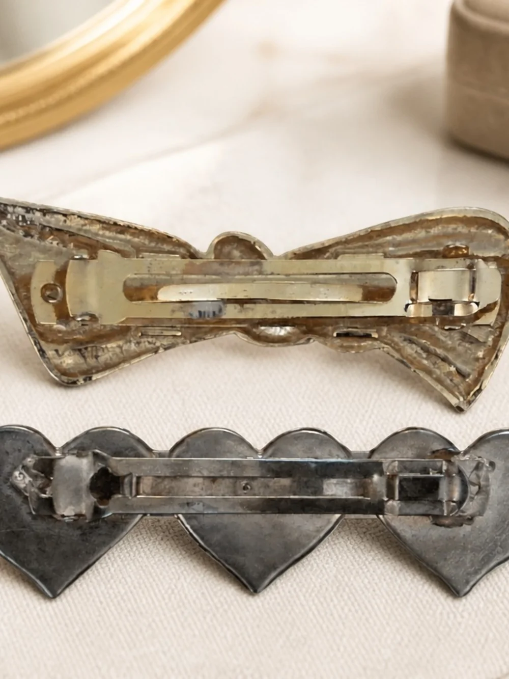 📣2 Vintage 80s Heavy Gold 💛 Bow & 90s Lightweight Pearl Heart 🤍 Hair 👱 Clips